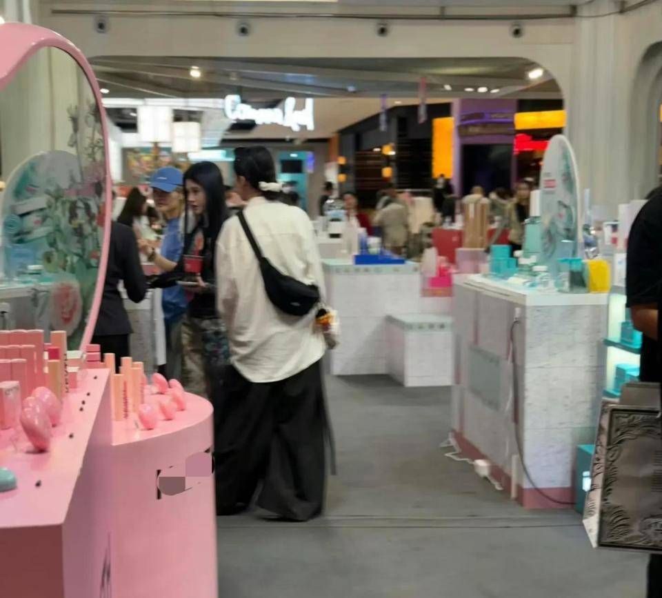 网友偶遇身材娇小五官立体打扮时尚洋气不朽情缘游戏网站鞠婧炜曼谷超市购物被(图3)