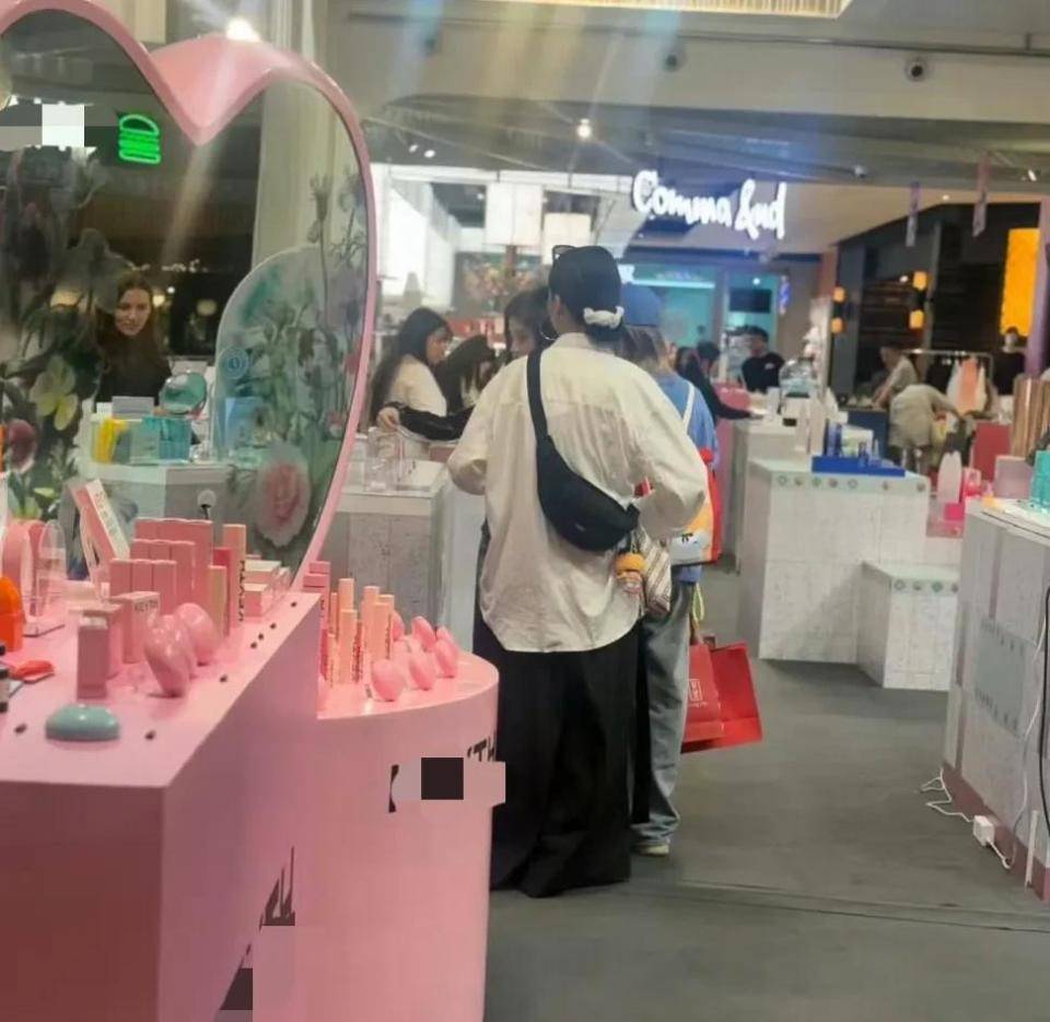 网友偶遇身材娇小五官立体打扮时尚洋气不朽情缘游戏网站鞠婧炜曼谷超市购物被(图4)