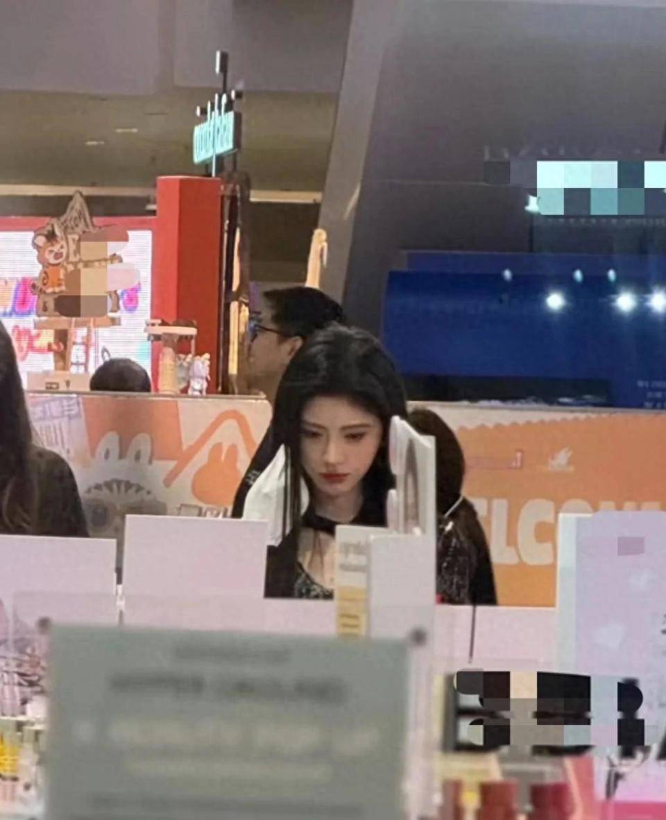 网友偶遇身材娇小五官立体打扮时尚洋气不朽情缘游戏网站鞠婧炜曼谷超市购物被(图5)